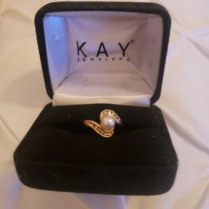 Ladies diamond & pearl ring